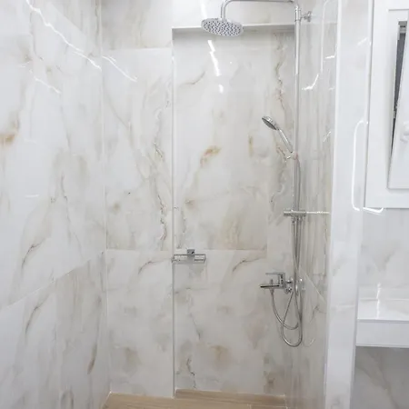 Luxury Apartment *