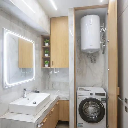 Luxury Apartment *